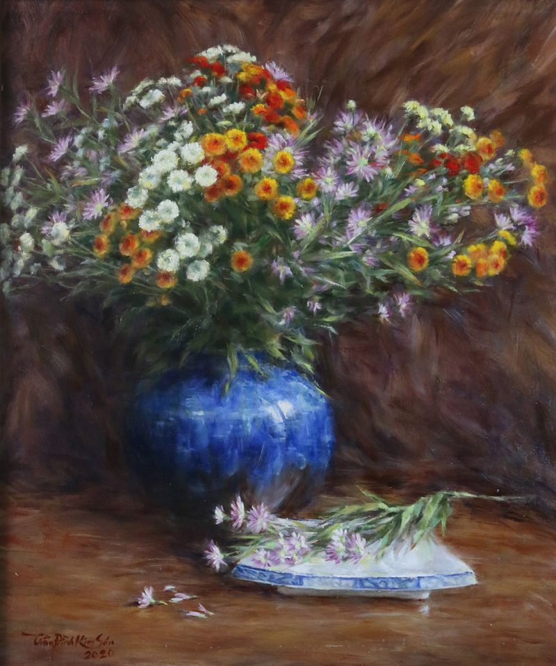 Calimero flowers still life with a Japanese rectangular plate. Apr. 2020 