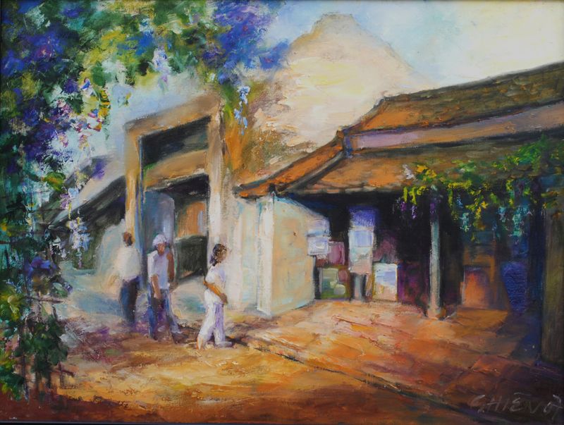 Trước gallery Phố cổ Hội An